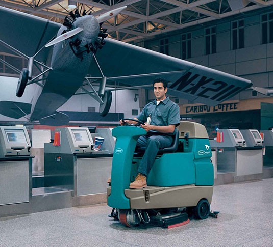 Fregadora de suelo de conductor sentado T7+ en hangar